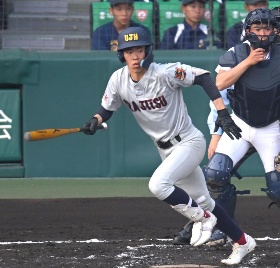 　３回、先制打を放つ浦和実・山根大智（撮影・飯室逸平）