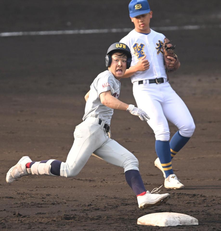 ３回、三塁打を放ち激走する浦和実・佐々木悠里（撮影・飯室逸平）