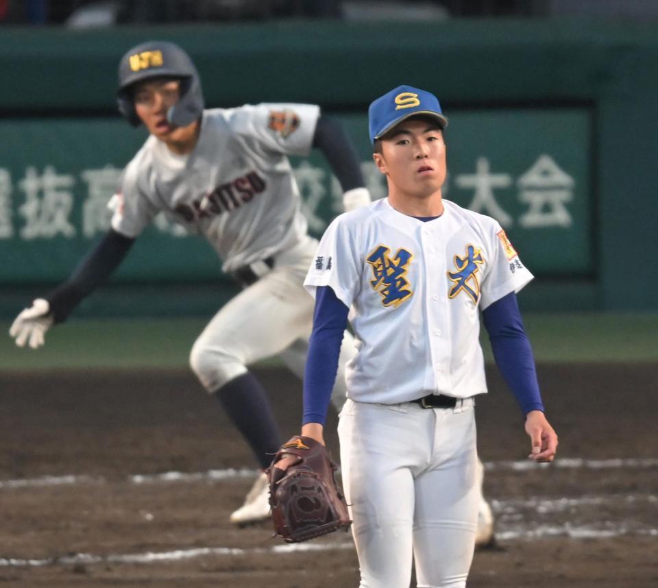 　１０回、浦和実・深谷に走者一掃の二塁打を打たれ、呆然とする聖光学院・大嶋哲平（撮影・飯室逸平）