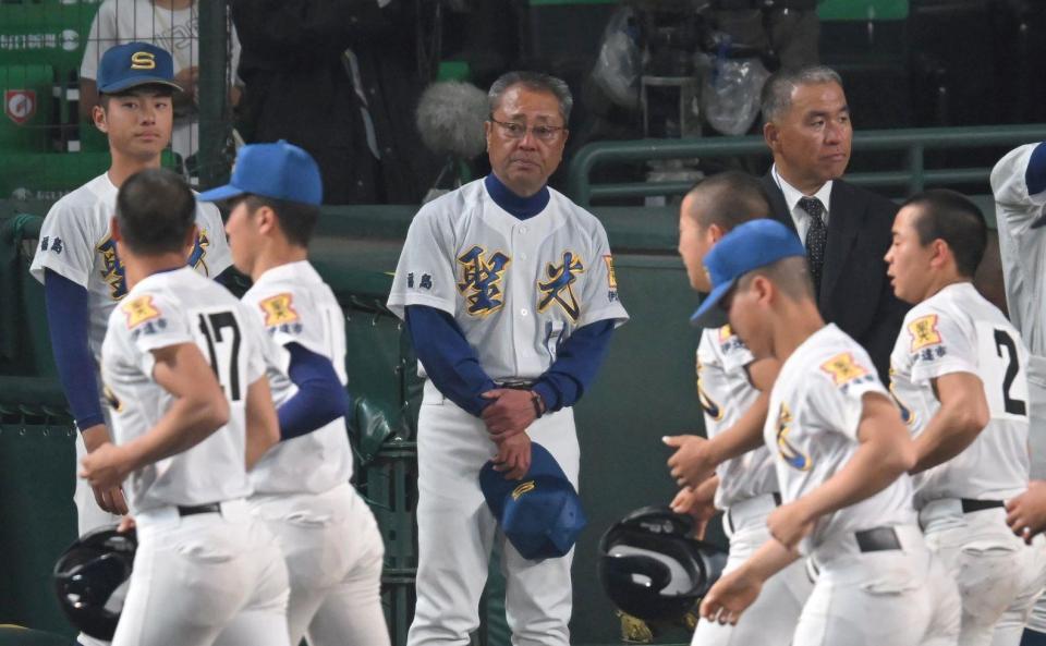 　ナインを見守る聖光学院・斎藤智也監督（撮影・飯室逸平）