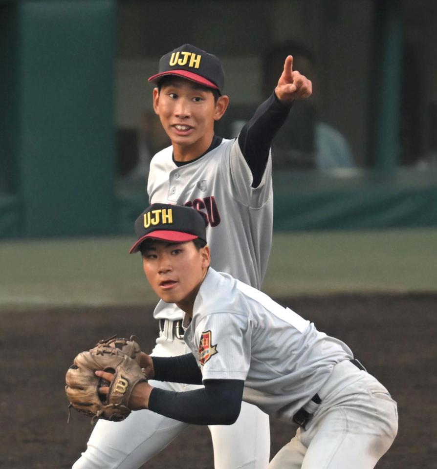 　７回、野手に指示を送る浦和実・石戸颯汰（撮影・飯室逸平）