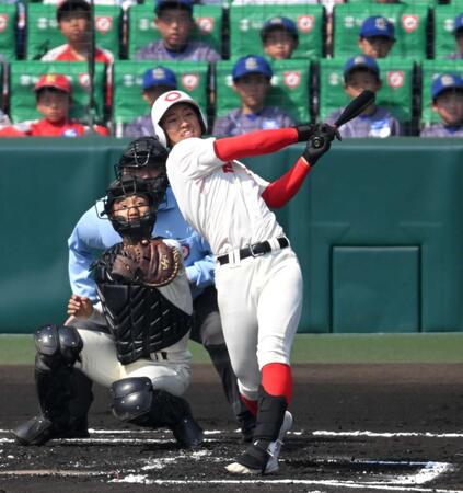 　１回、先制三塁打を放つ山下（撮影・飯室逸平）