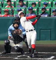 　１回、先制三塁打を放つ山下（撮影・飯室逸平）