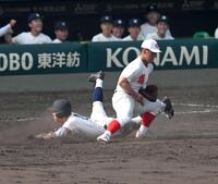 　９回、気迫のヘッドスライディングで内野安打とする名越