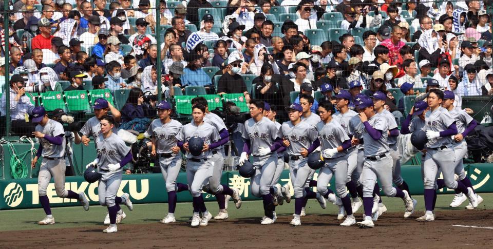 　健大高崎に敗れた花巻東ナイン（撮影・山口登）