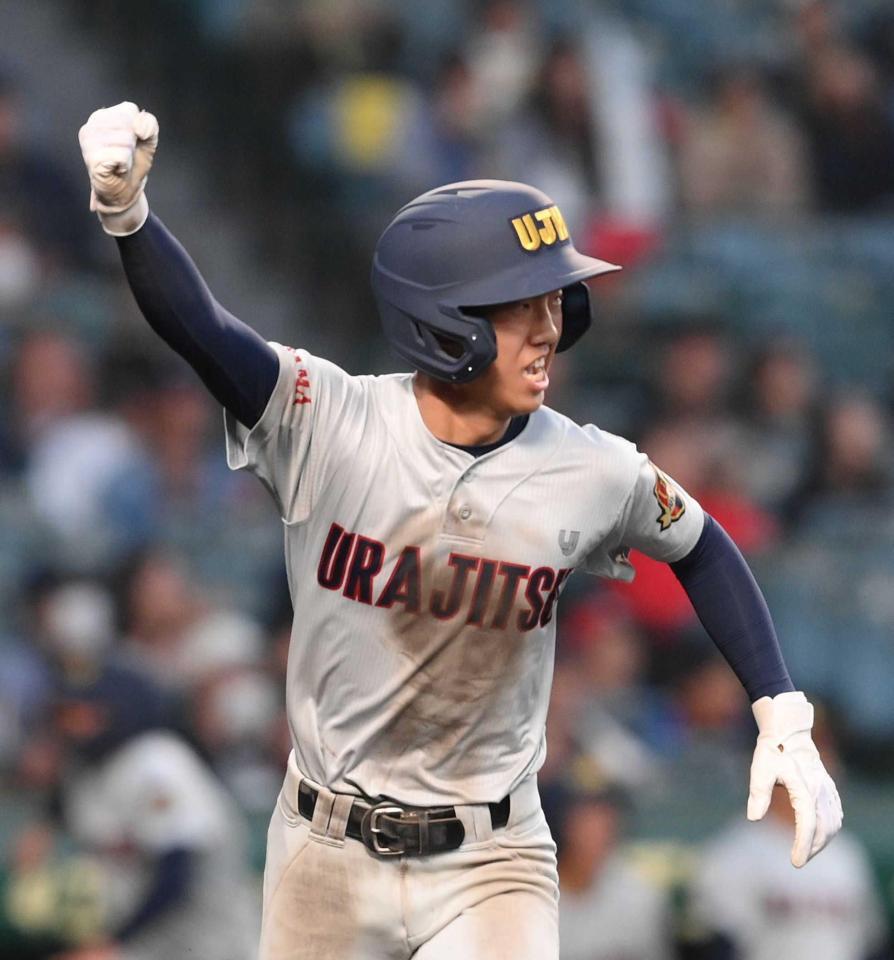 　タイブレークの１０回、勝ち越しの適時打を放ち拳を突き上げる浦和実・橋口（撮影・西田忠信）