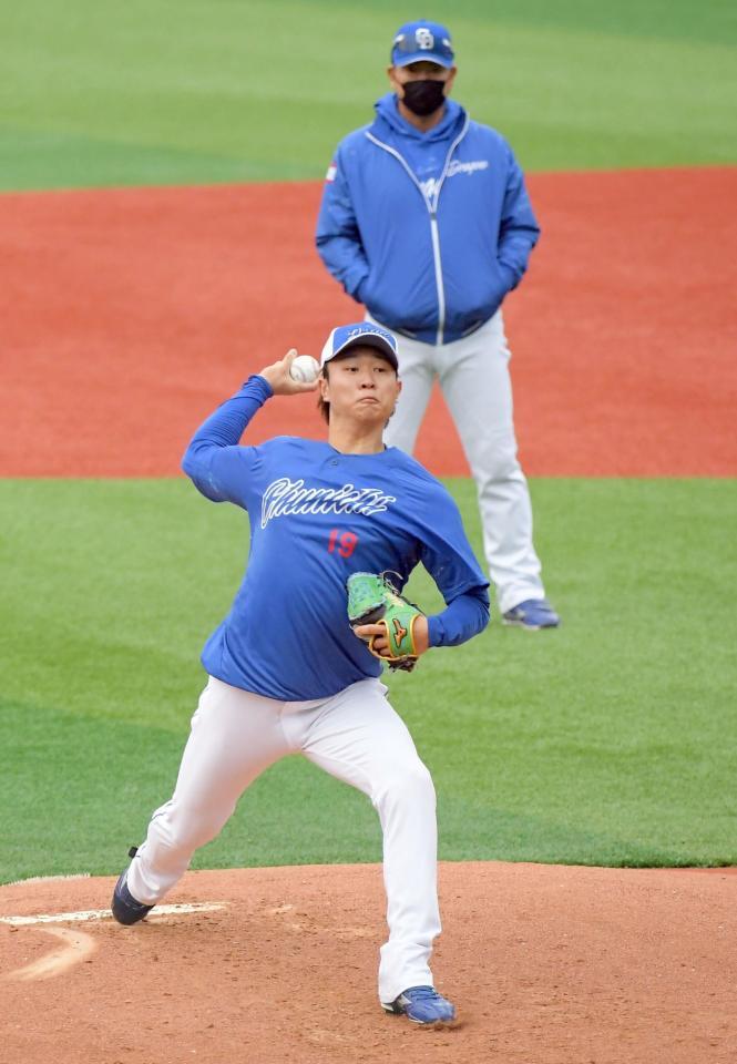 　井上監督（奥）の前でマウンドの感触を確かめる高橋宏（撮影・佐藤厚）