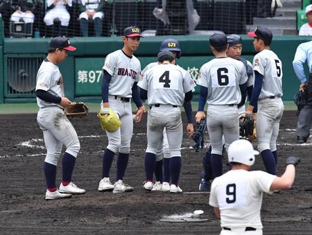 　７回、智弁和歌山・山田凛虎に四球を与えた石戸颯汰（左から２人目）の元に集まる浦和実ナイン（撮影・開出牧）