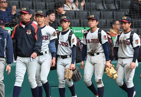 　智弁和歌山に敗れ、引き揚げる（左から）辻川監督、石戸ら浦和実ナイン