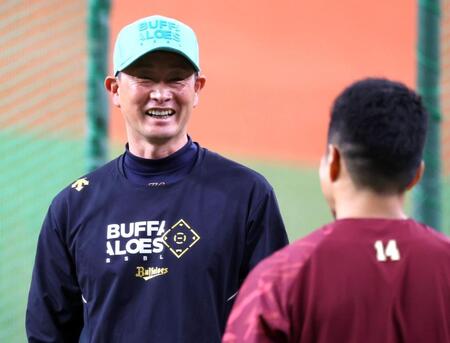 　則本（右）からあいさつを受ける岸田監督（撮影・山口登）