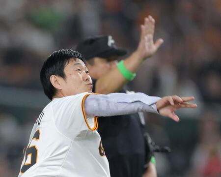 　セレモニアルピッチで投球する日本代表・森保監督（撮影・西岡正）