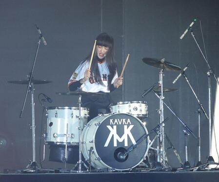 　オープニングパフォーマンスを披露するシシド・カフカ（撮影・西岡正）