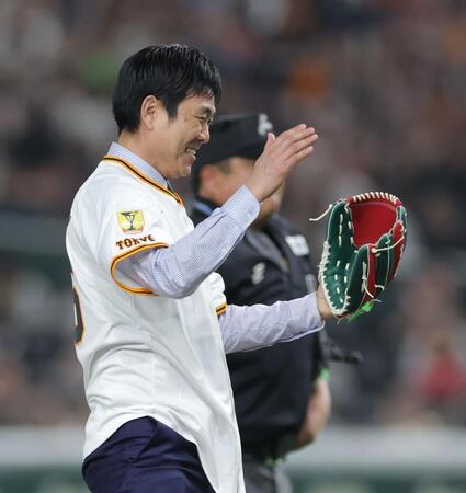 　セレモニアルピッチが思うようにいかず、悔しがる日本代表・森保監督（撮影・西岡正）