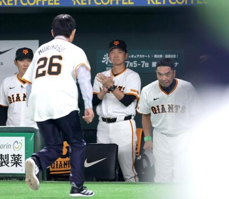 　日本代表・森保監督（左）とあいさつする阿部監督（撮影・西岡正）