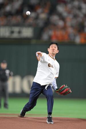 　開幕戦のセレモニアルピッチを務めた日本代表・森保監督（撮影・伊藤笙子）