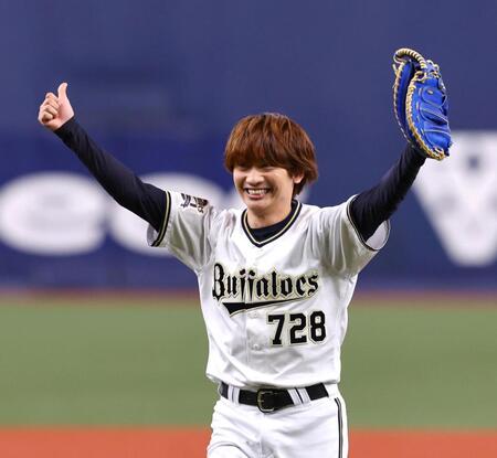 　始球式を終え笑顔を見せる、なにわ男子・藤原丈一郞（撮影・山口登）