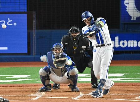 　１回、右越えの先制二塁打を放つオースティン