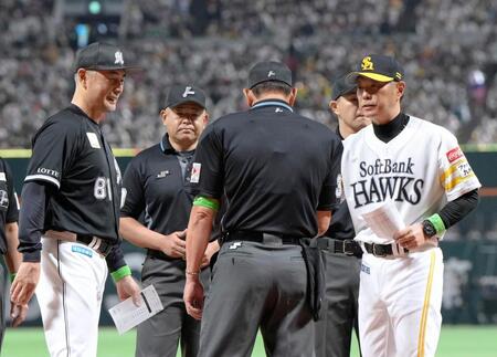 　開幕戦でメンバー表を交換する小久保監督（右）と吉井監督