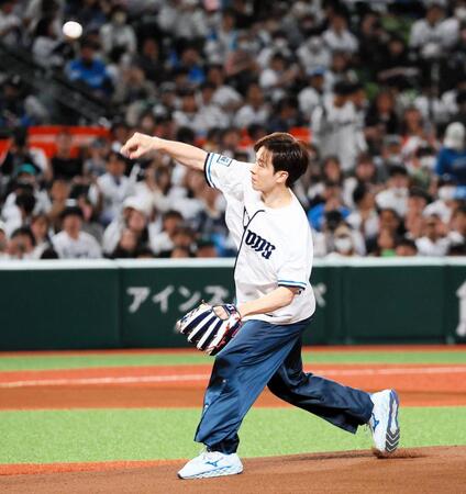 　始球式を務めるウエンツ瑛士（撮影・中島達哉）