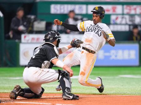 　４回、周東の左前打で二走・ダウンズが本塁を突くがタッチアウト。捕手は佐藤