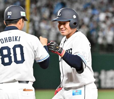 　５回、左前打を放ち、コーチとタッチする渡部聖