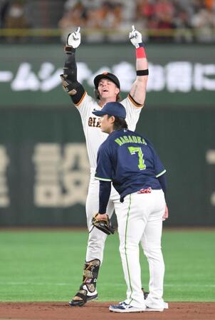 　１回、ライトへ来日初安打となる二塁打を放ち、ほえるキャベッジ（撮影・伊藤笙子）