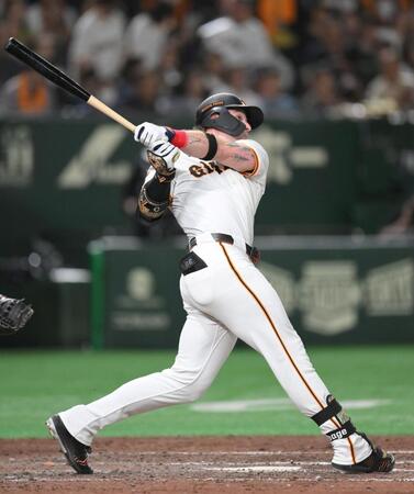 　８回、来日初本塁打となる右越え２ランを放つキャベッジ（撮影・伊藤笙子）