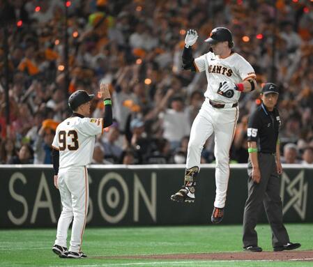 　８回、来日初本塁打となる右越え２ランを放ち、三塁を回って大きくジャンプするキャベッジ（撮影・伊藤笙子）