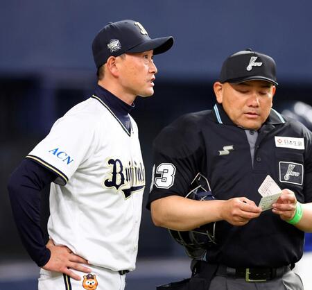 　９回、投手交代を告げる岸田監督（撮影・山口登）