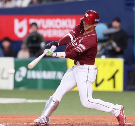 　９回、プロ初安打となる右前適時打を放つ宗山（撮影・立川洋一郎）