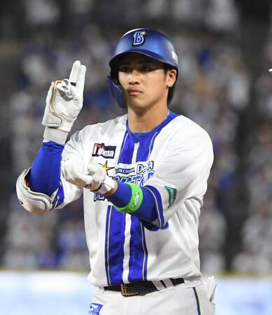 　２回、森敬は左前適時打を放ち、ポーズを決める（撮影・佐藤厚）