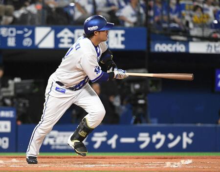 　６回、宮崎は中前適時打を放つ（撮影・佐藤厚）