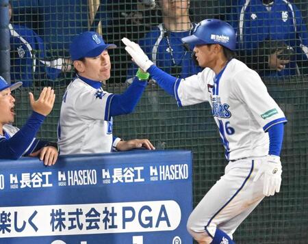 　５回、梶原の適時打で生還した森敬（右）とタッチを交わす三浦監督