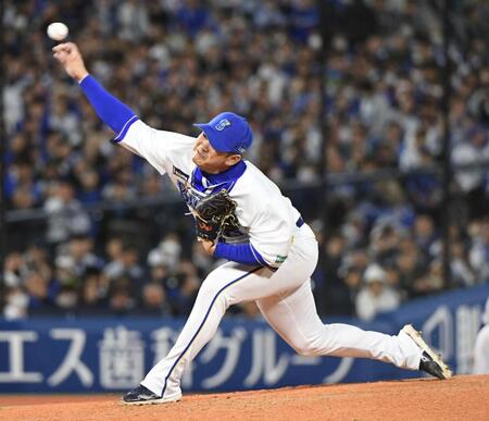 　８回、２番手で登板し三者凡退に抑えた山崎（撮影・佐藤厚）