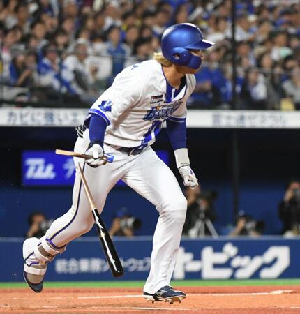 　５回、梶原は中前適時打を放つ（撮影・佐藤厚）