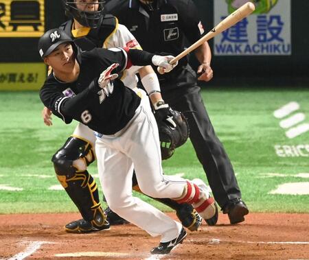 　６回、西川は左前適時打を放つ