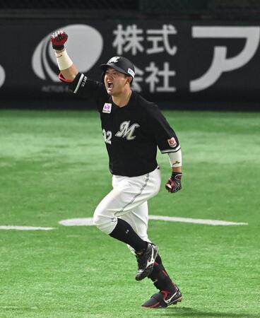 　６回、２点本塁打を放ちガッツポーズする佐藤