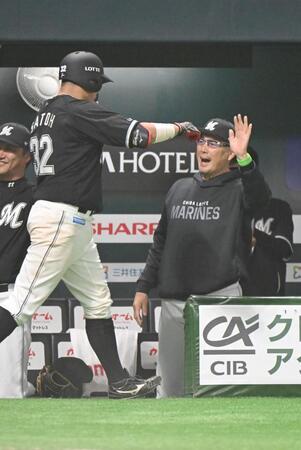 　６回、２ランの佐藤（左）を出迎える吉井監督