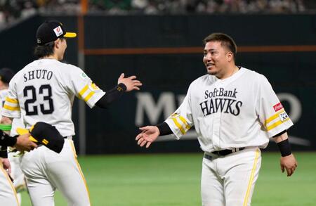 　３回、先制二塁打を放ち周東（左）とタッチする山川