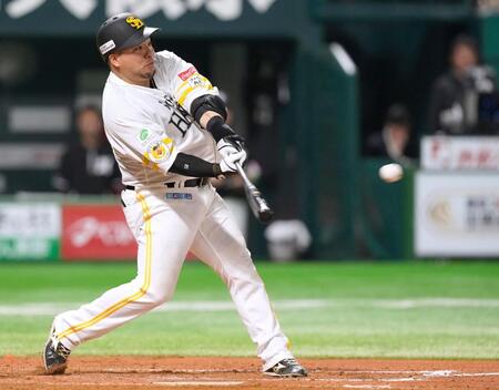 　３回、山川が右中間に先制二塁打を放つ