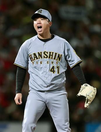 　３回、ピンチで広島・二俣を空振り三振に仕留め、雄たけびを上げる阪神先発の村上＝マツダ