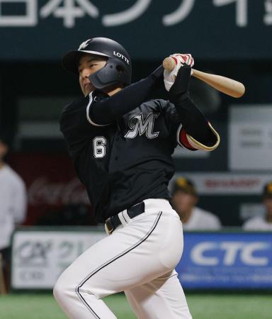 　６回ロッテ無死一、三塁、西川が左前にプロ初安打となる勝ち越し打を放つ＝みずほペイペイドーム