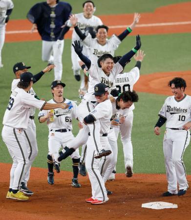 　９回、サヨナラ打を放ち、ナインから祝福を受けるオリックス・若月（中央）＝京セラドーム