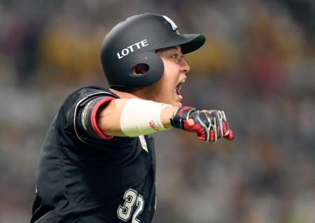 　６回、２ランを放ちガッツポーズするロッテ・佐藤＝みずほペイペイドーム