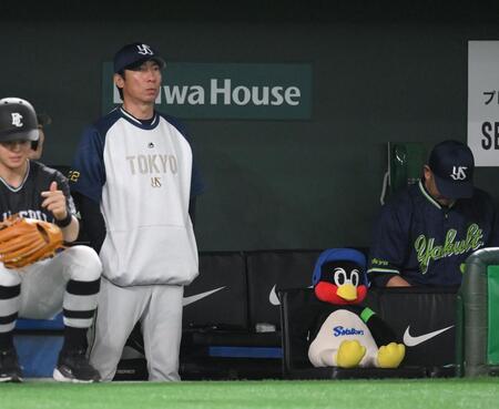 　試合を見守る高津監督とつば九郎（撮影・伊藤笙子）
