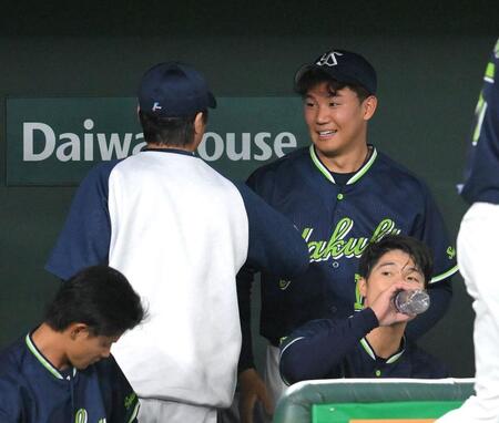 　６回を投げ終え、ベンチで高津監督（左）に交代を告げられる奥川（撮影・伊藤笙子）