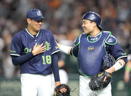 　１回のピンチをしのぎ、中村悠（右）に祝福されてほっとした表情の奥川（撮影・西岡正）