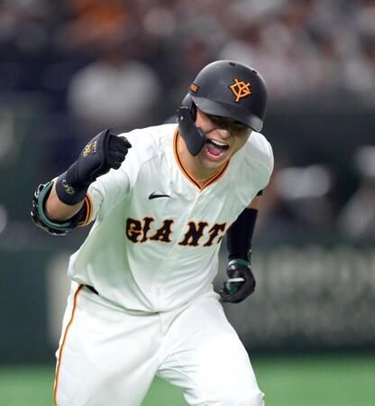 　９回、センターへ同点となる２点適時打を放ち、ガッツポーズの吉川（撮影・伊藤笙子）