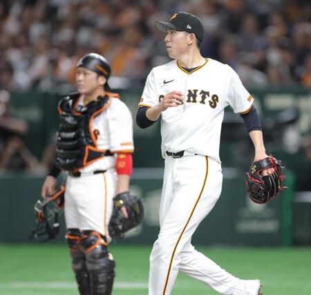 　５回、中村悠に適時打を浴び、３点目を失った戸郷（右）＝撮影・西岡正