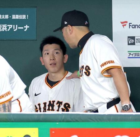 　５回終了後、声をかけられる戸郷。この後に降板した（撮影・西岡正）